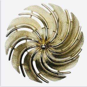 Vintage Sarah Coventry Gold Tone Art Deco Starburst Swirl Flower Brooch pin